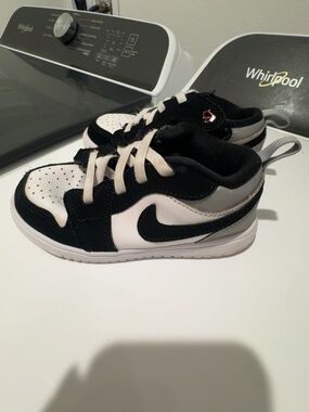 Nike Kids Black, White & Gray Low-Top Sneakers